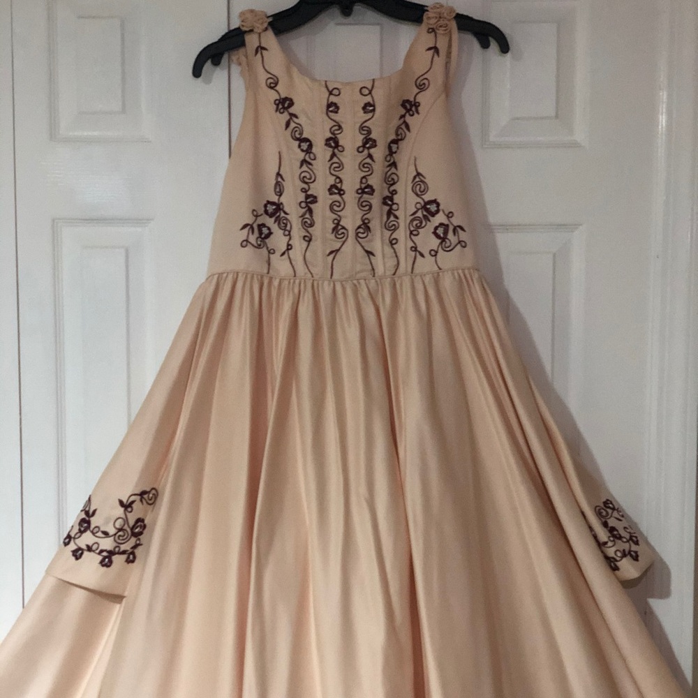 Beautiful beige dress with design - Picture 2 of 2